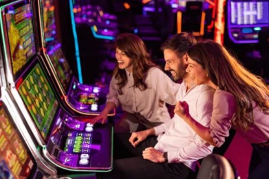 Tampilan grid permainan table games dengan dealer langsung di studio multi-kamera